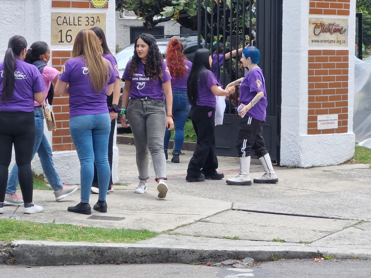 Feministas en Teusaquillo antes del ataque a la vigilia